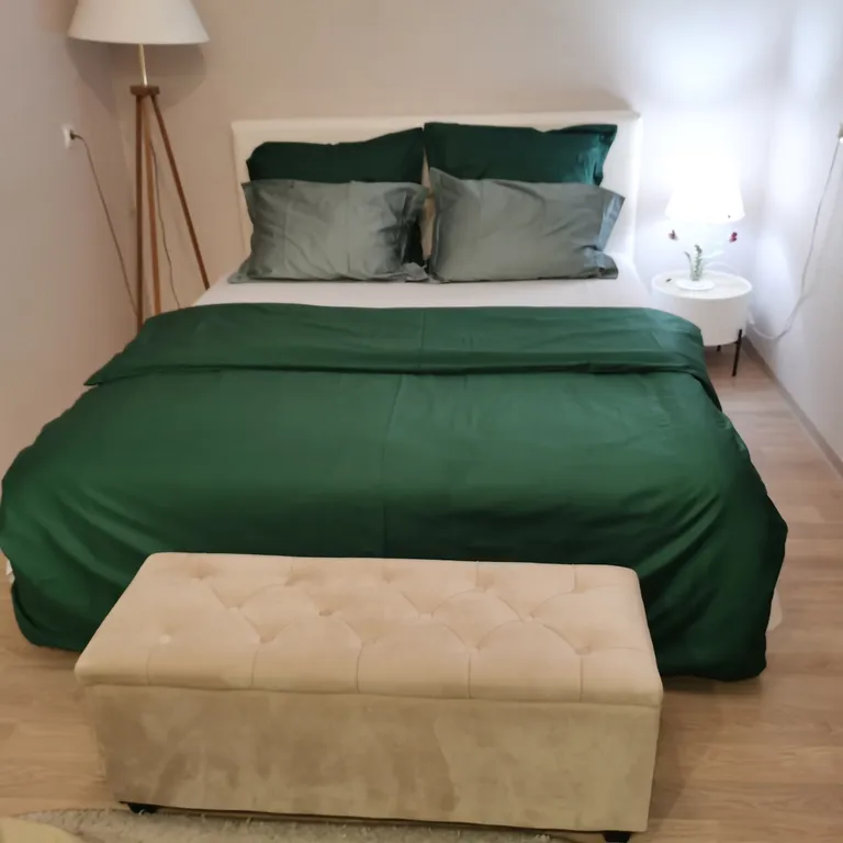 Центр города, уютная квартира в новом доме, лифт, парковочное место.