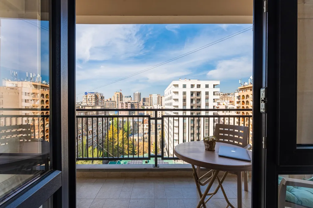 Квартира с витражными окнами в центре