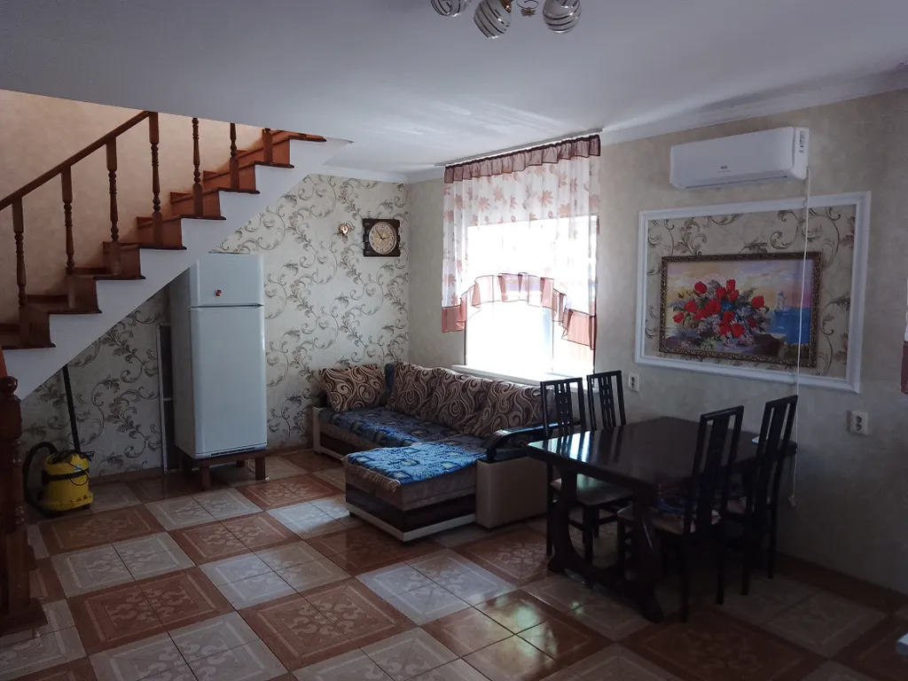 Уютный дом в пригороде с видом на море