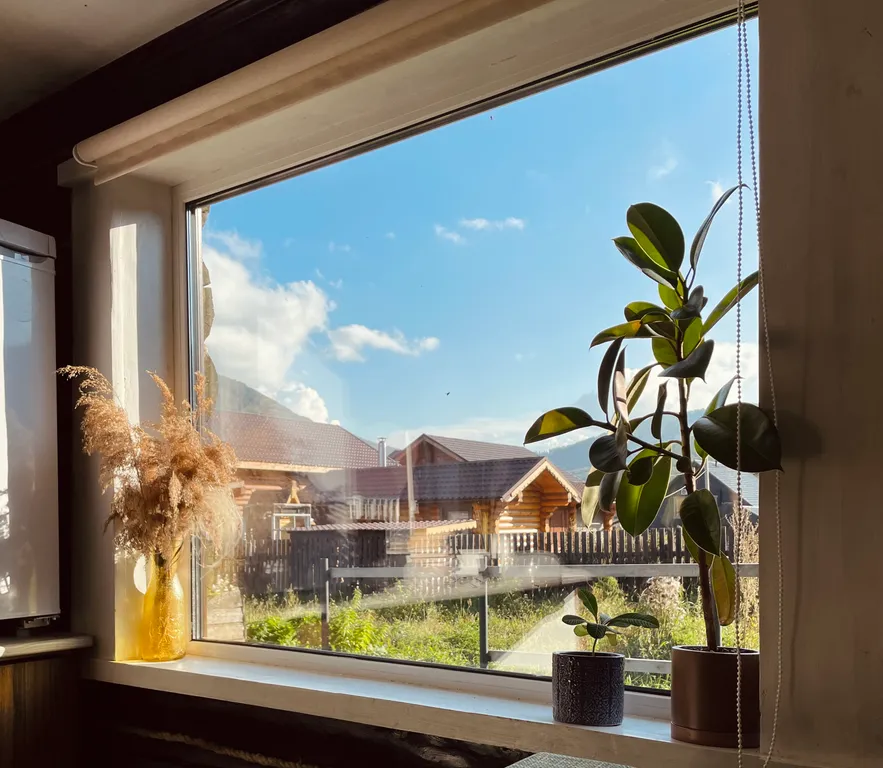 Самый уютный дoмик с кoшкой напротив горнолыжного куpоpта Мaнжеpoк