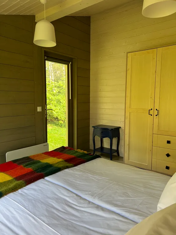 Гостевой дом среди березовой рощи с видом на поле и лес