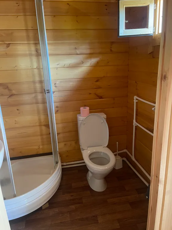 Небольшой уютный деревянный домик в живописном месте