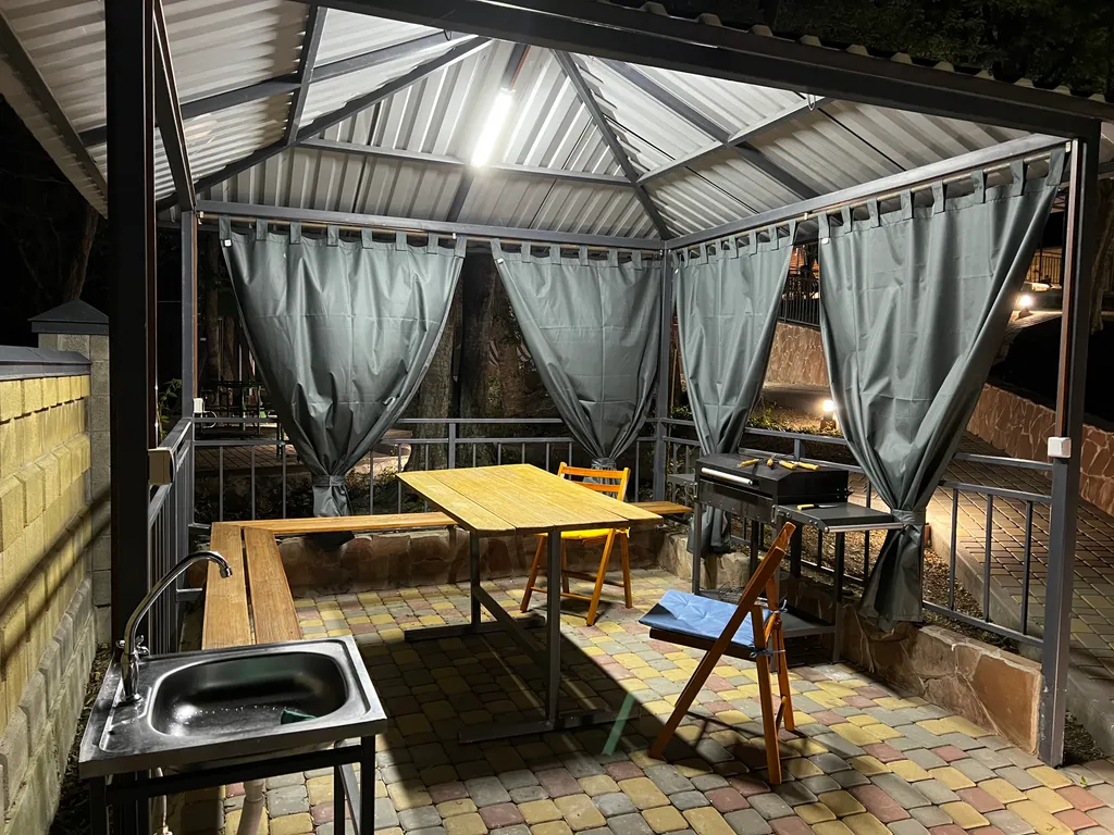 Домик в лесу с большой верандой