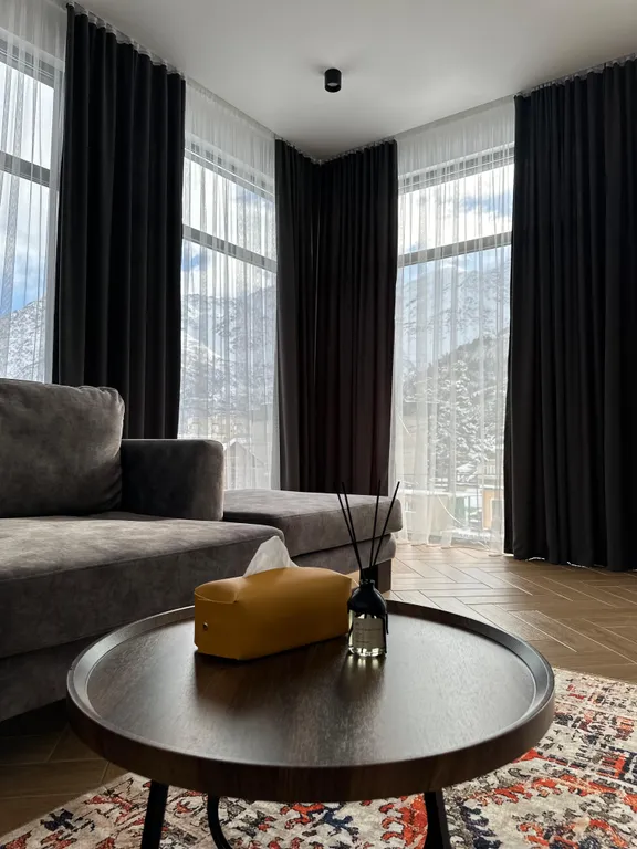 Новый коттедж с витражными окнами в центре