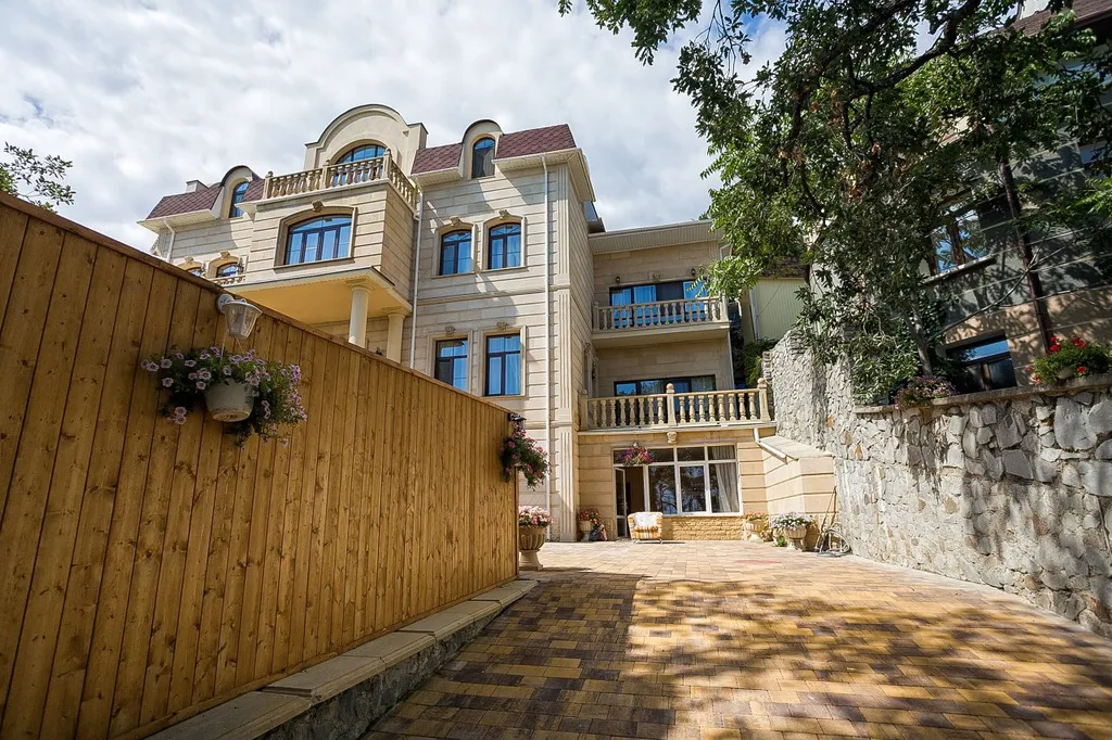 Коттедж Особняк в сосновом лесу с панорамным видом на море, горы — Восход