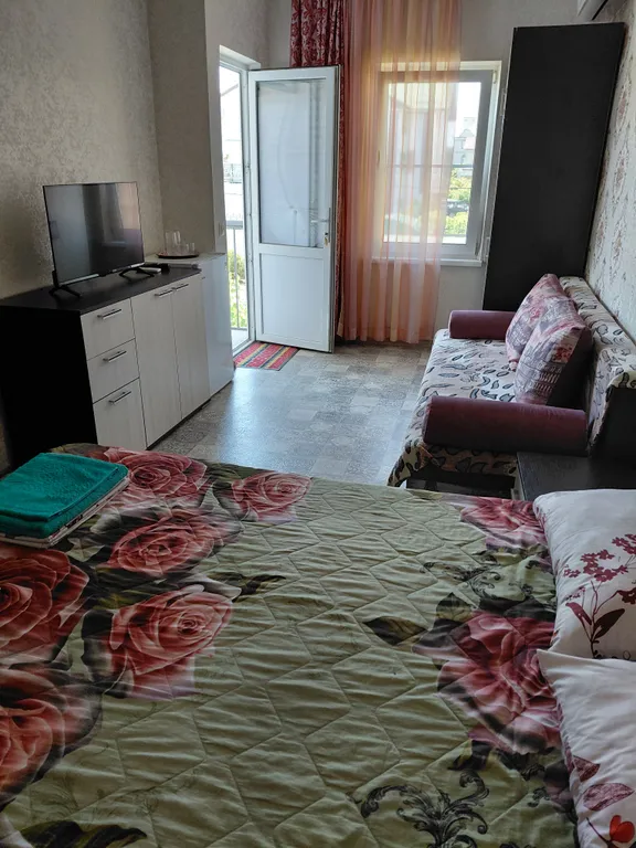 Квартира Уютные четырехместные номера на 1 и 2 этаже — аренда посуточно в Береговое (Феодосия)