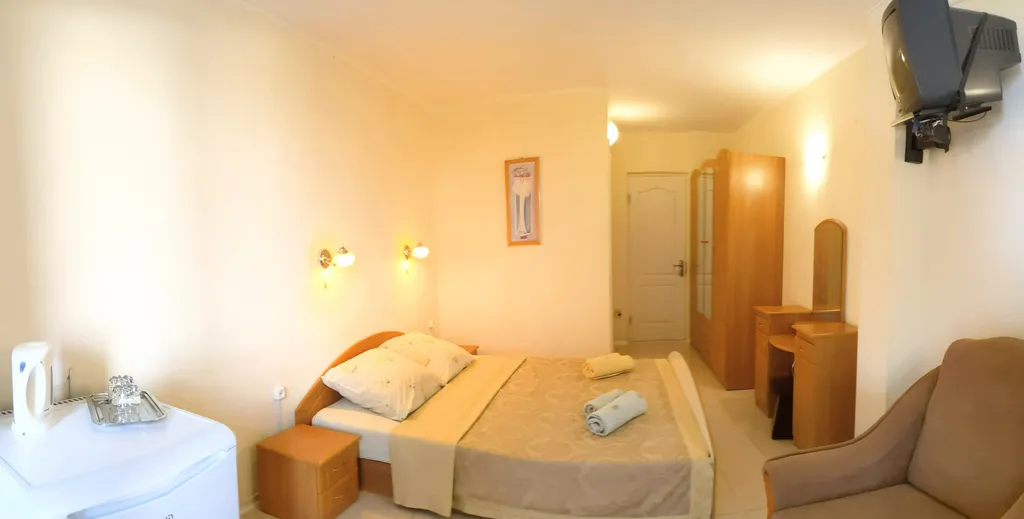 Уютная комната с видом на море