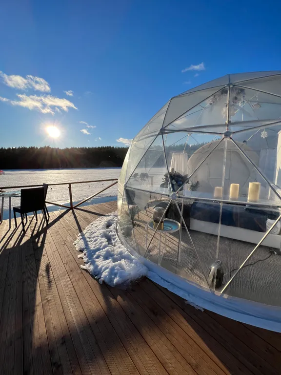 Сфера на берегу частного озера