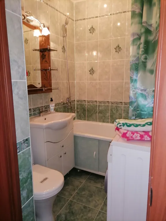 В самом центре города уютная двух комнатная квартира.