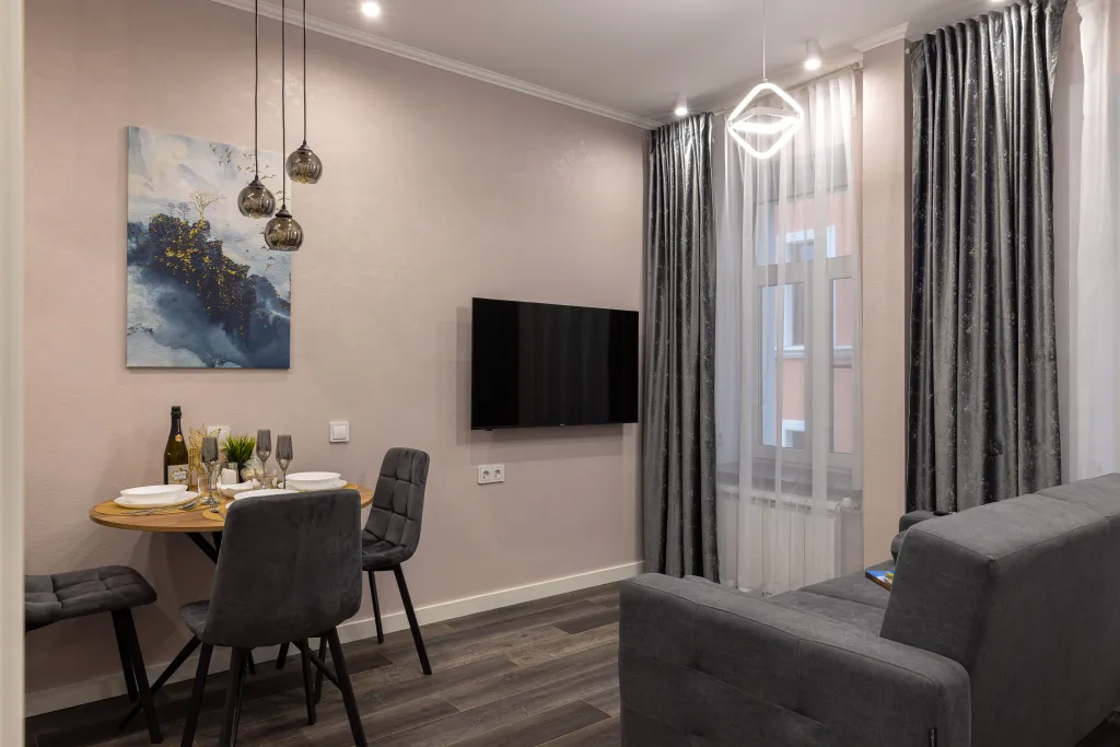 Новая дизайнерская студия на 3 окна Feel At Home у Невского проспекта