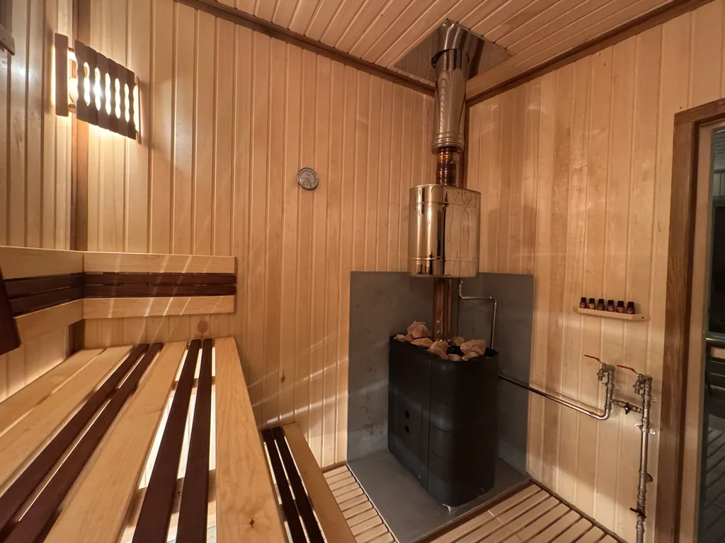 Атмосферный домик с баней на дровах и купелью