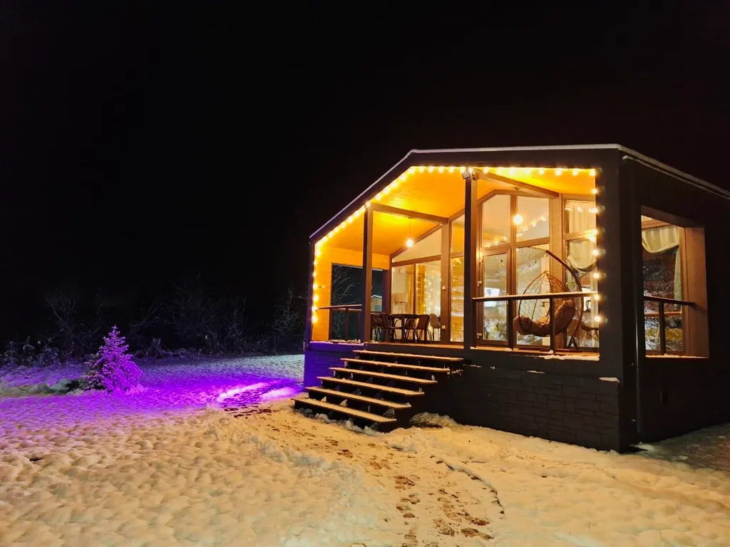 Дом с панорамными окнами в лес