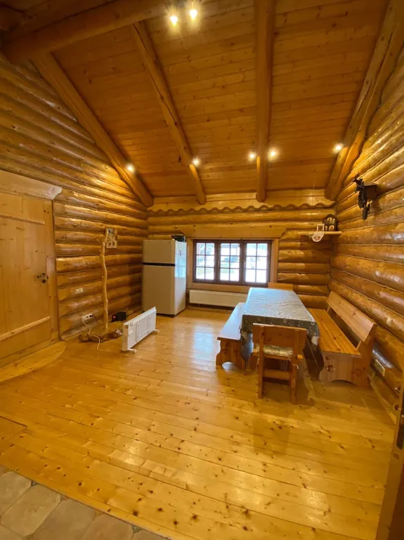 Бревенчатый дом с конюшней на озере