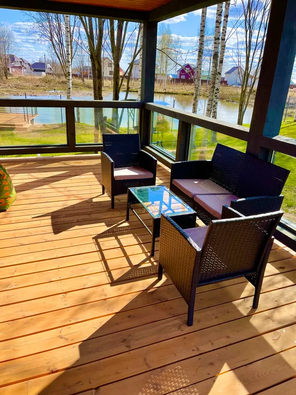 Дом Благодать у пруда с панорамными окнами