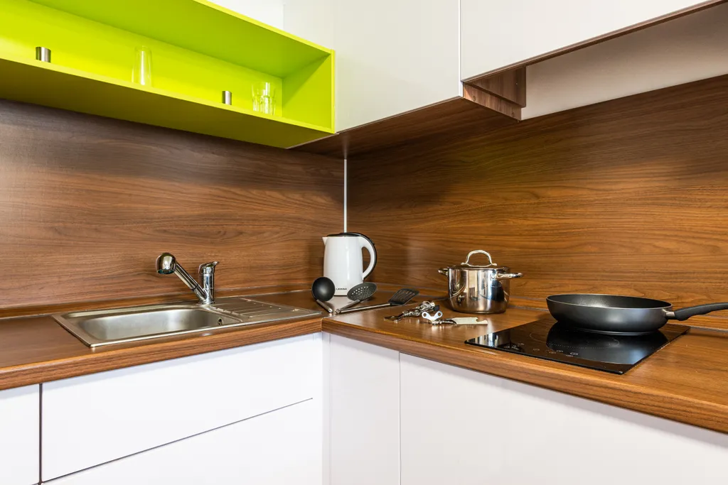 Светлая студия с кроватью и диваном