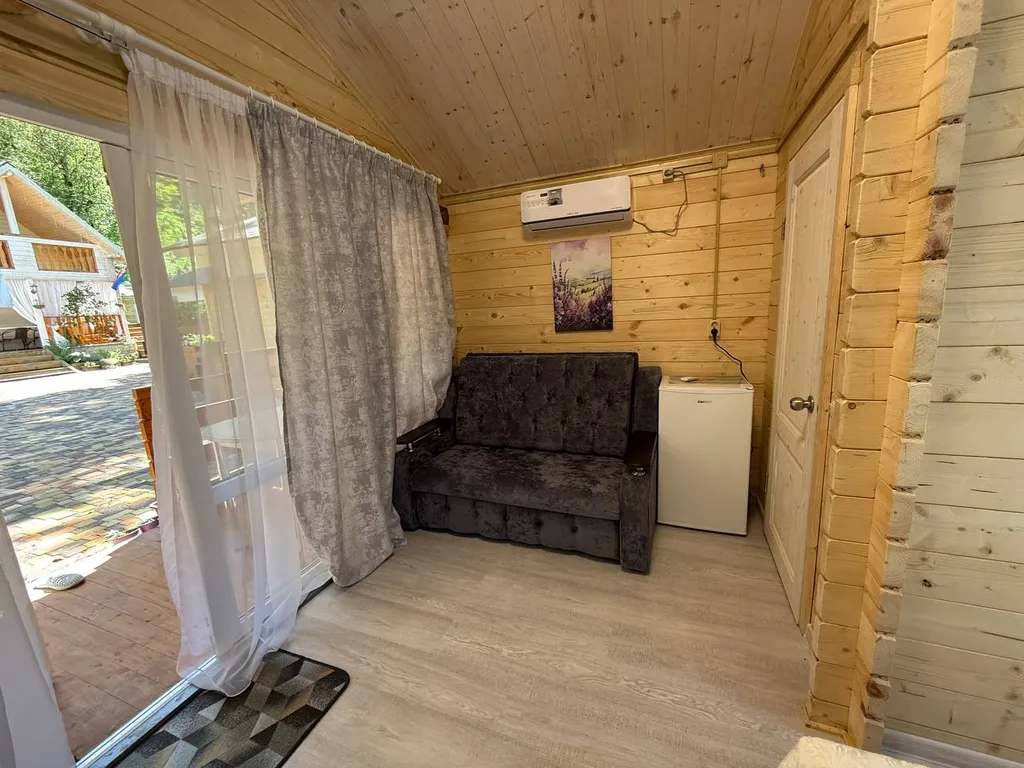 Уютный домик в горах недалеко от моря