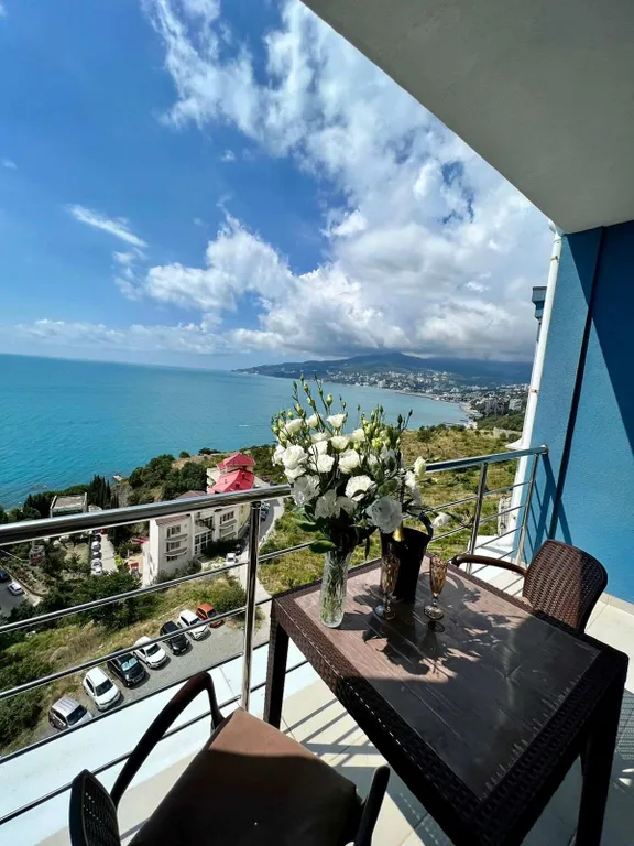 Студия с панорамным видом на море и горы