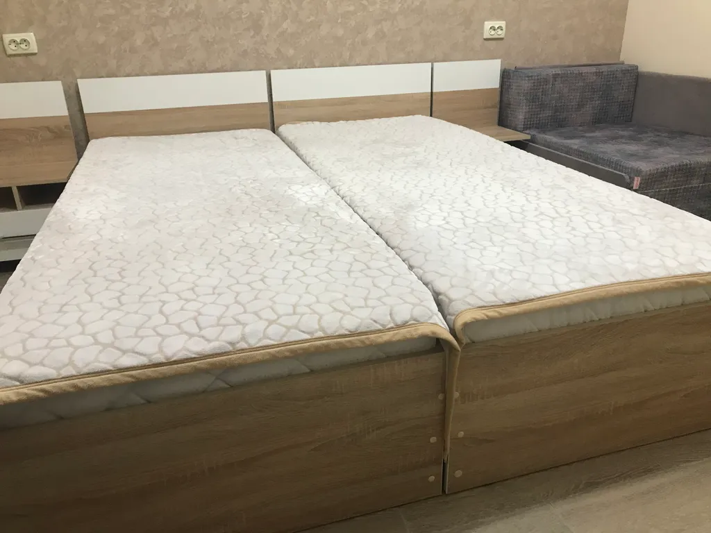 Индивидуальный номер на земле в уютном дворике