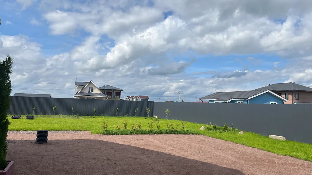 Дом с бассейном и сауной у пруда