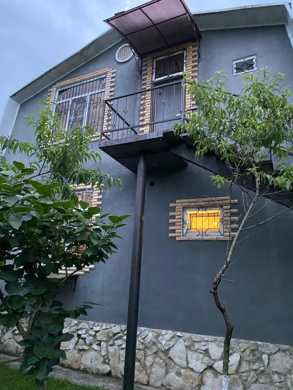 Уютный дом с красивым и вкусным фруктовым садом