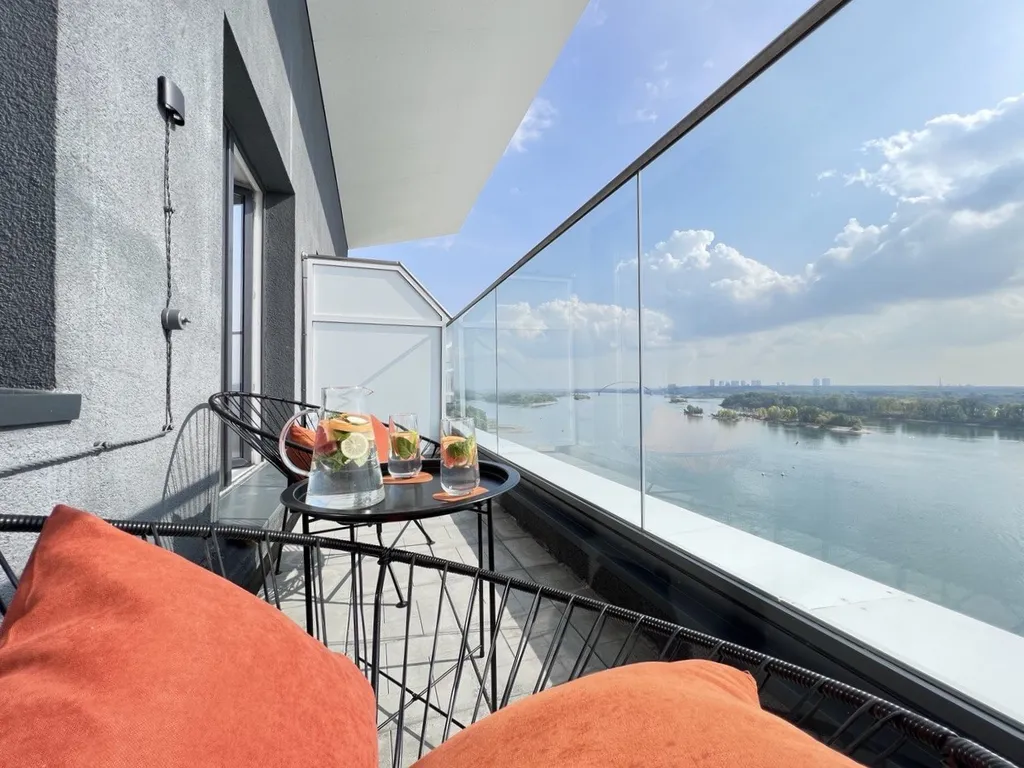 Квартира с видом на реку с террасы