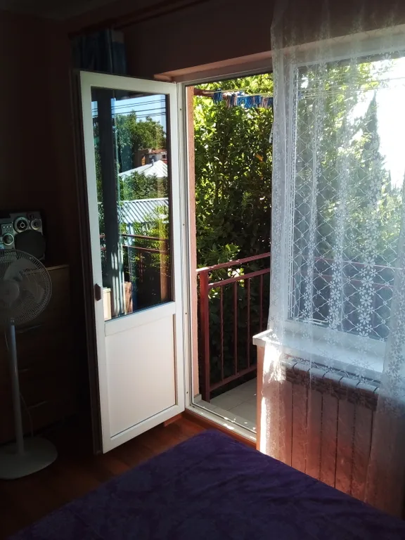 Уютный дом с балконом на море с тенистым двориком и своей парковкой