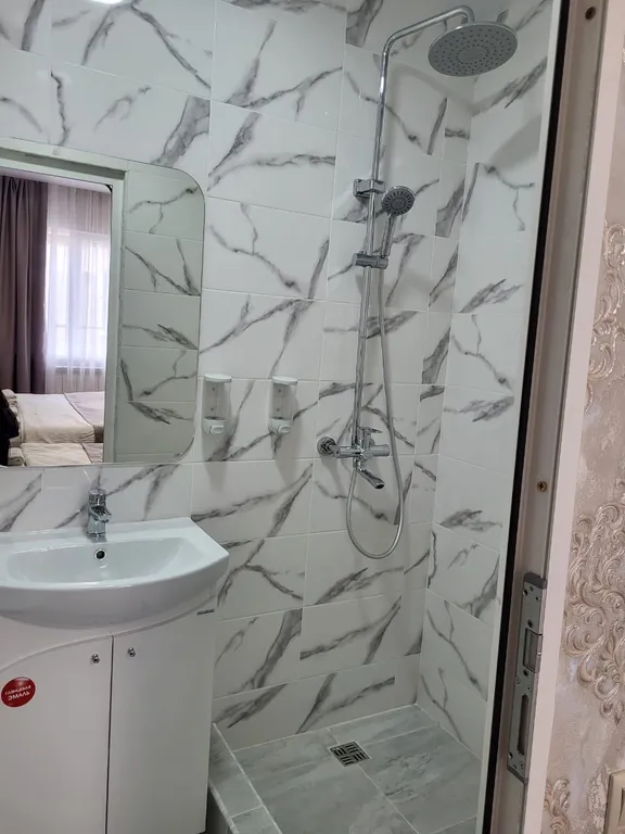 Квартира Уютная комната в центре города с бассейном и столовой — Сочи