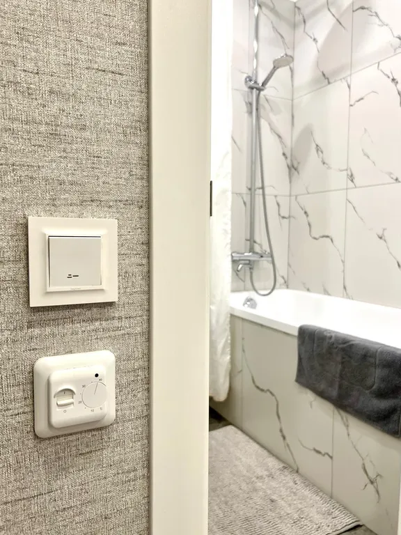 Стильный белоснежный апартамент в центре города, бесконтактный заезд