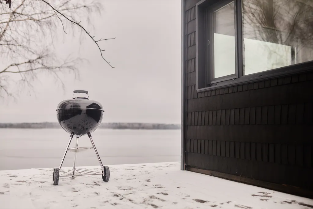 Домик на 2 с панорамным окном прямо на берегу озера