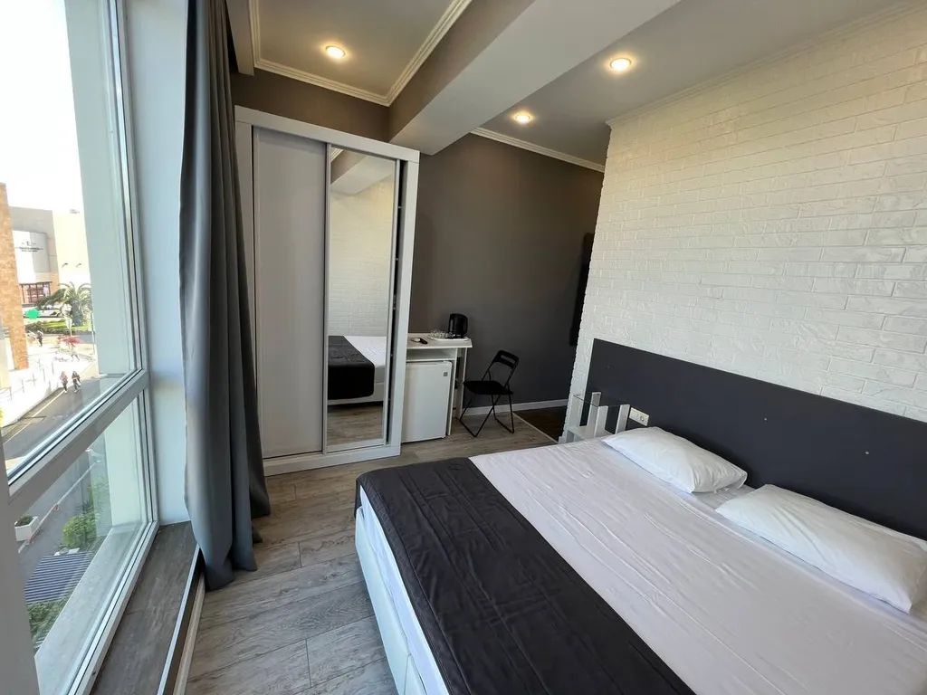 Двухместный номер с 2 кроватями или 1 двуспальной и панорамным окном