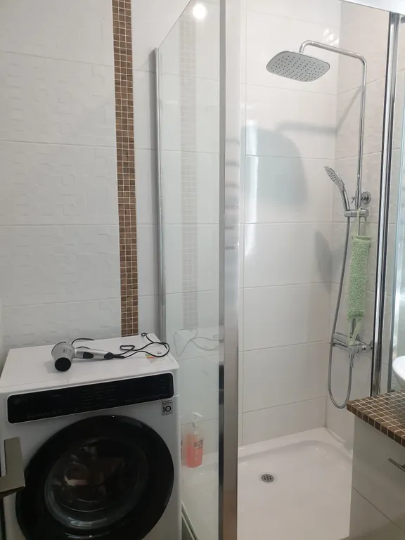 Дизайнерская современная студия в новом доме сердца центра города