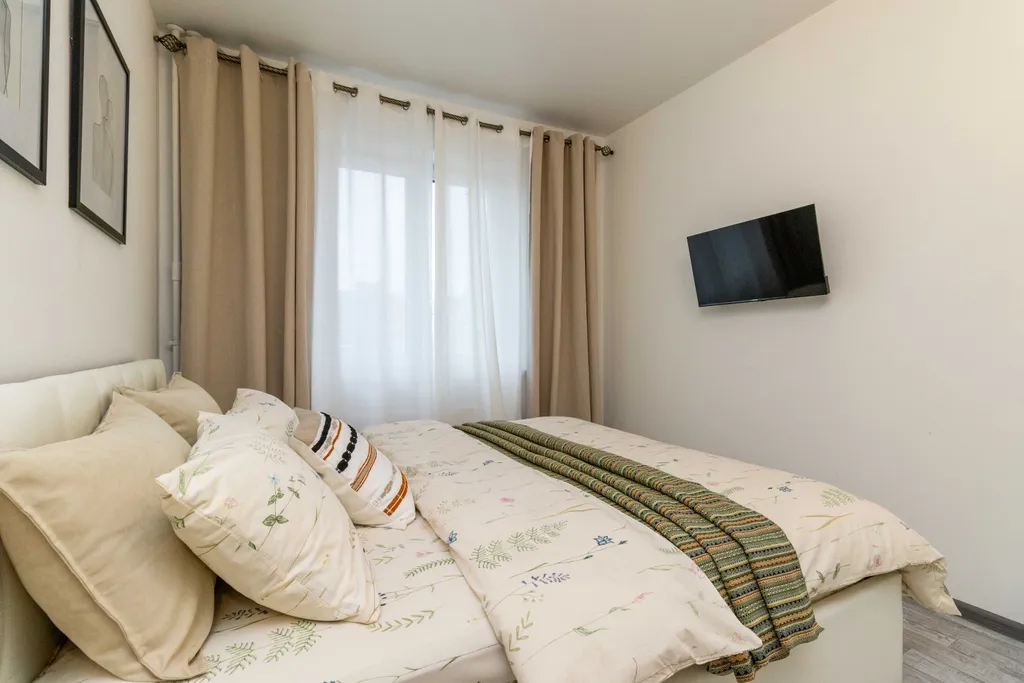 Квартира с жёлтым диваном