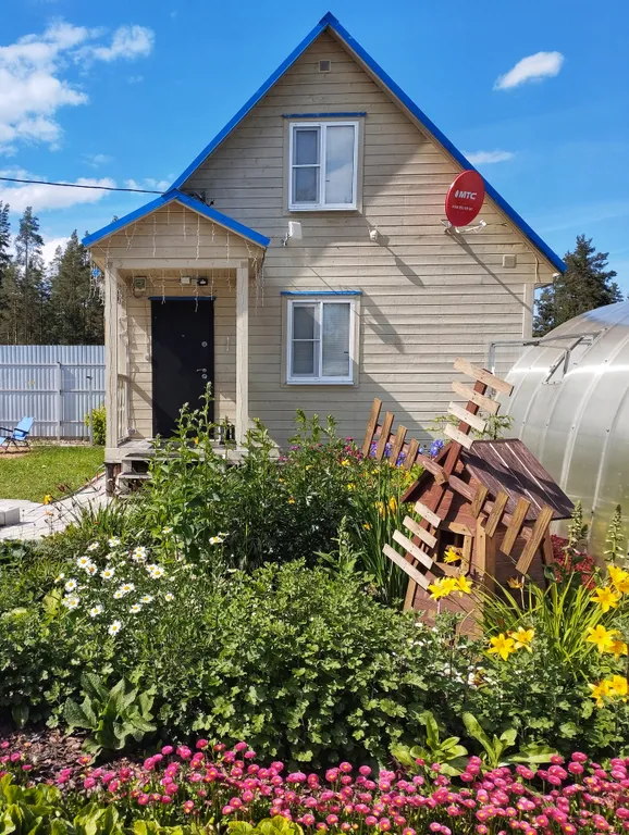 Двухэтажный домик в тихой деревне вблизи леса и озера, сауна в доме, сад