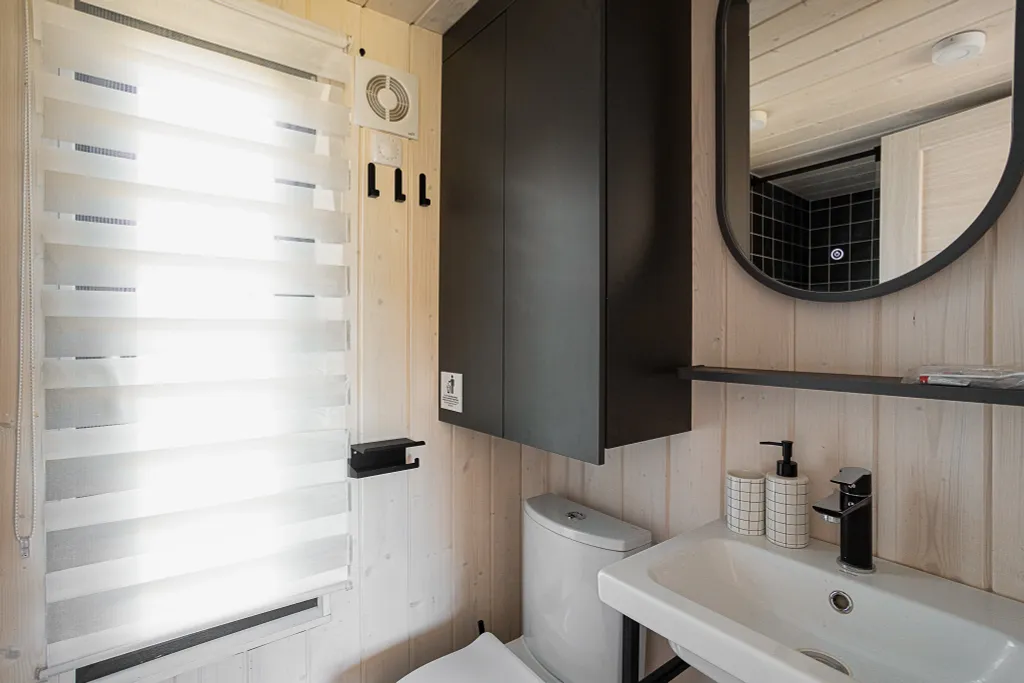 Семейный дом с мансардным окном и видом на озеро