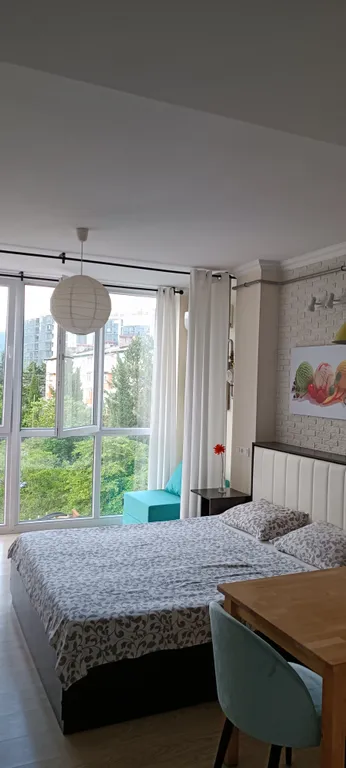 Панорамная студия с видом на горы в самом центре Небуга