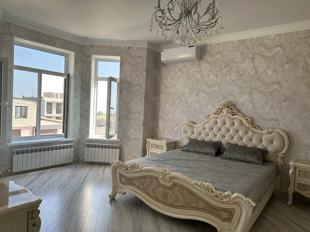 Большой красивый дом у моря