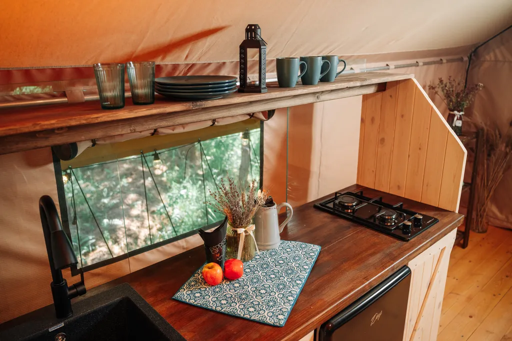 Уютная хижина в лесу у реки