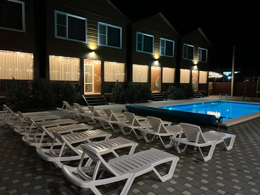 Коттедж с тёплым бассейном