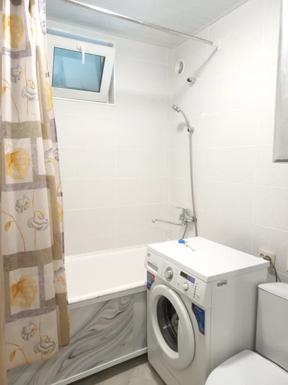 Хорошая чистая квартира с кондиционером, с видом на город и озеро