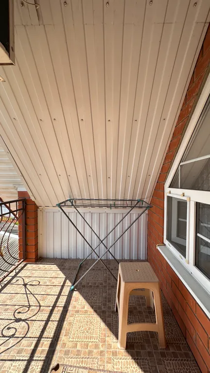 Благоустроенная комната в коттедже с двумя балконами и видом на море.