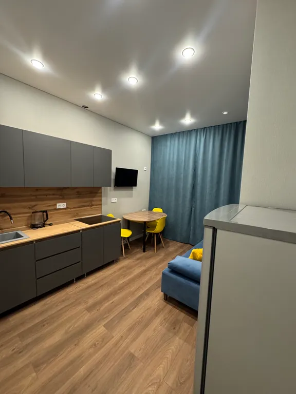 Уютная новая квартира с дизайнерским ремонтом с изолированной спальней