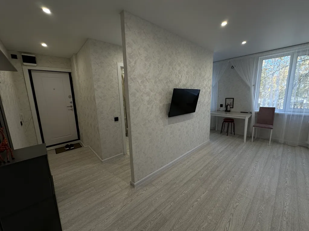 Двухкомнатная квартира с новым ремонтом, рядом с въездом в город