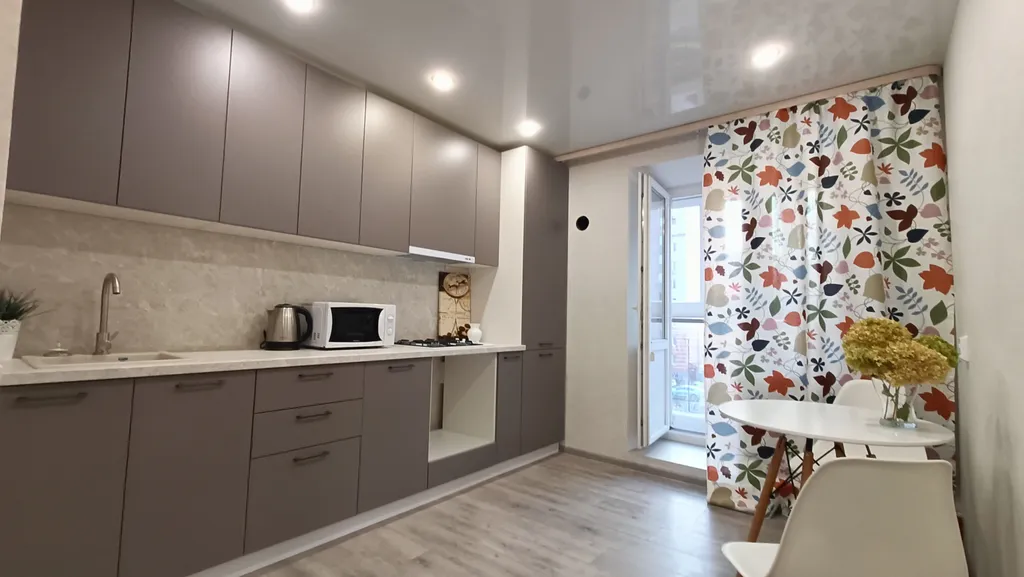 Уютная новая квартира с видом на закат