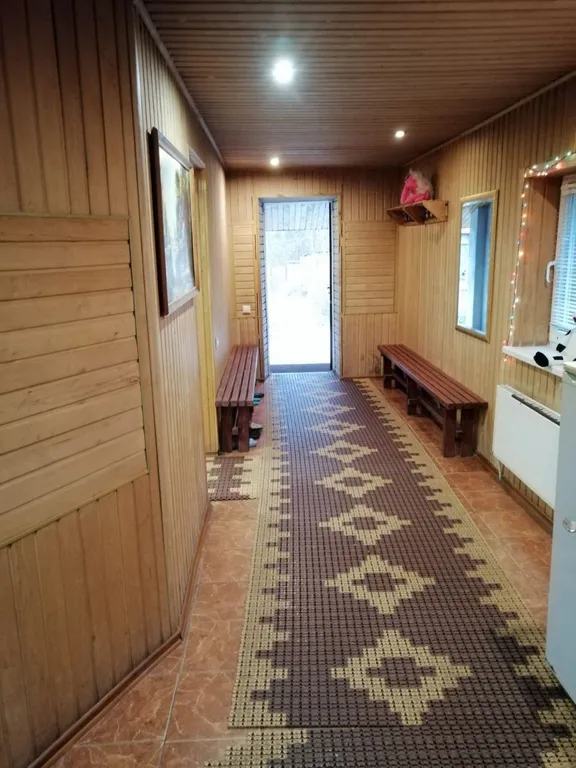 Уютный домик с баней, камином и террасой возле пруда