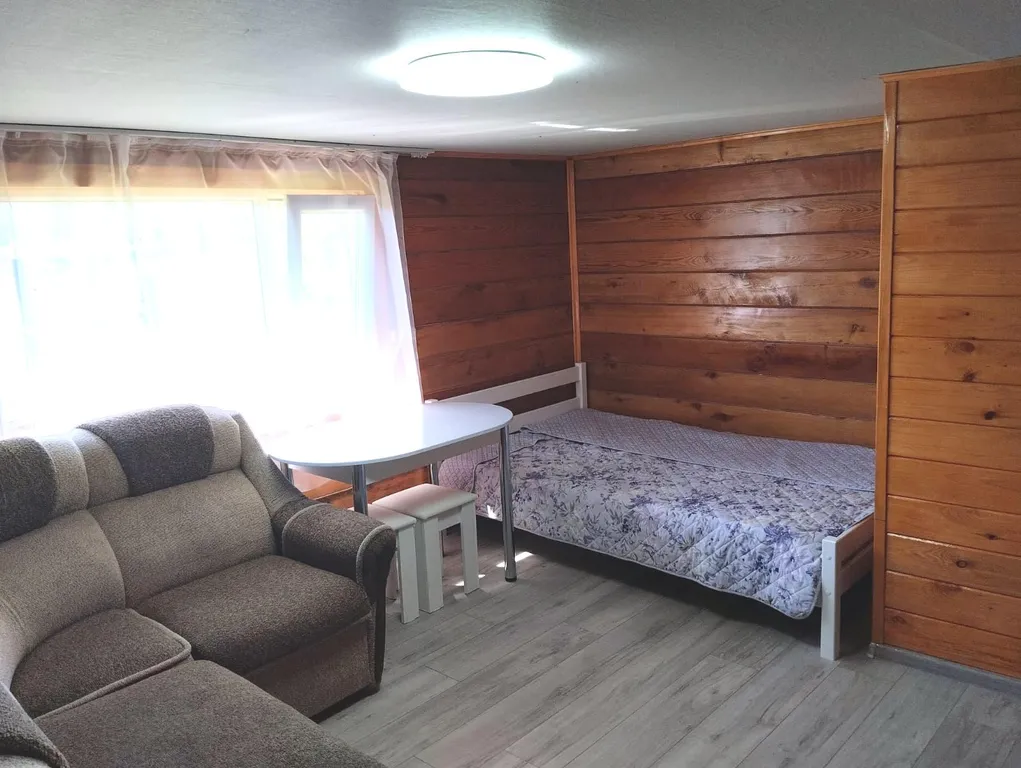 Уютный домик, на берегу реки