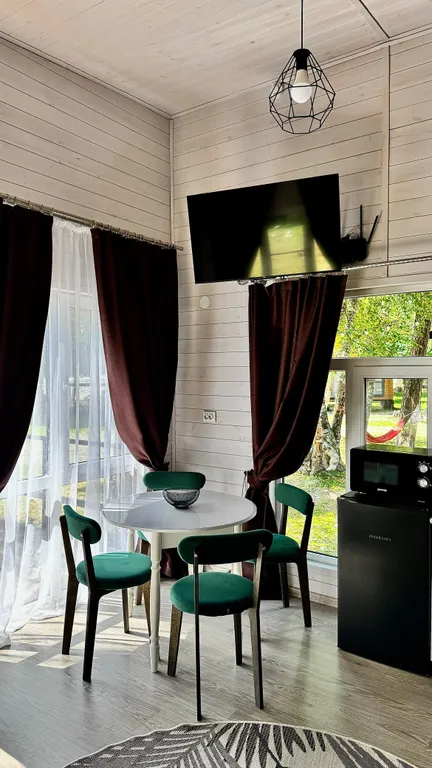 Шале с террасой на берегу реки