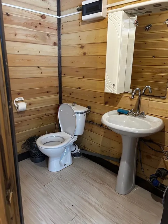 Домик стилизованный под Охотник на природной локации