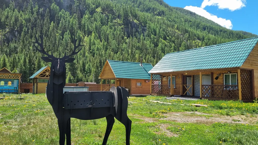 Двухместный домик с двухспальной кроватью и удобствами на два домика