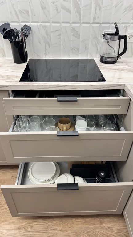 Евродвушка с высокими потолками и большими окнами, 2 кровати