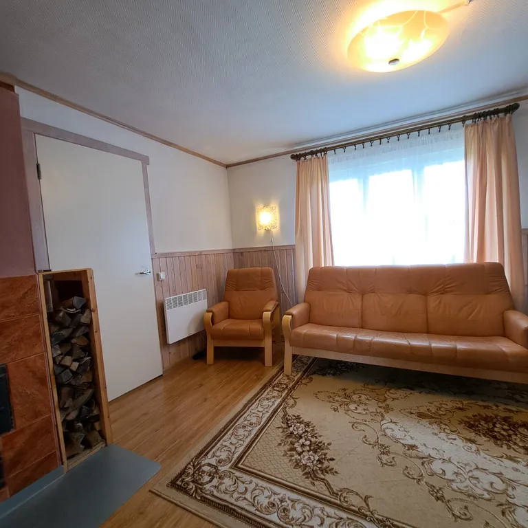 Дом с качелями